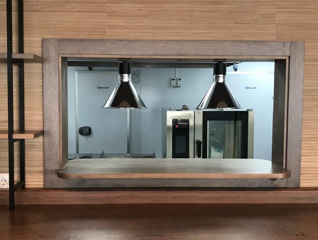 Lámparas mantenimiento calor en ventana pase a sala.