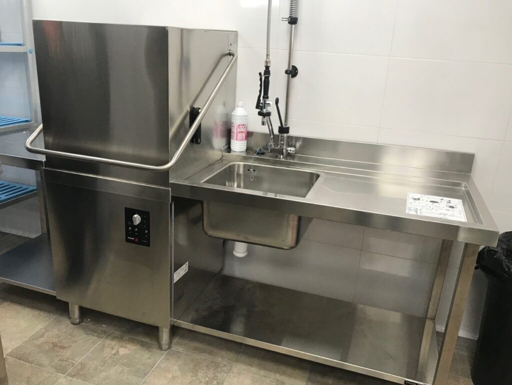 Instalación línea lavado: mesa prelavado, lavavajillas copota Fagor CO-110 y mesa salida lisa. De Izqda a Drcha.