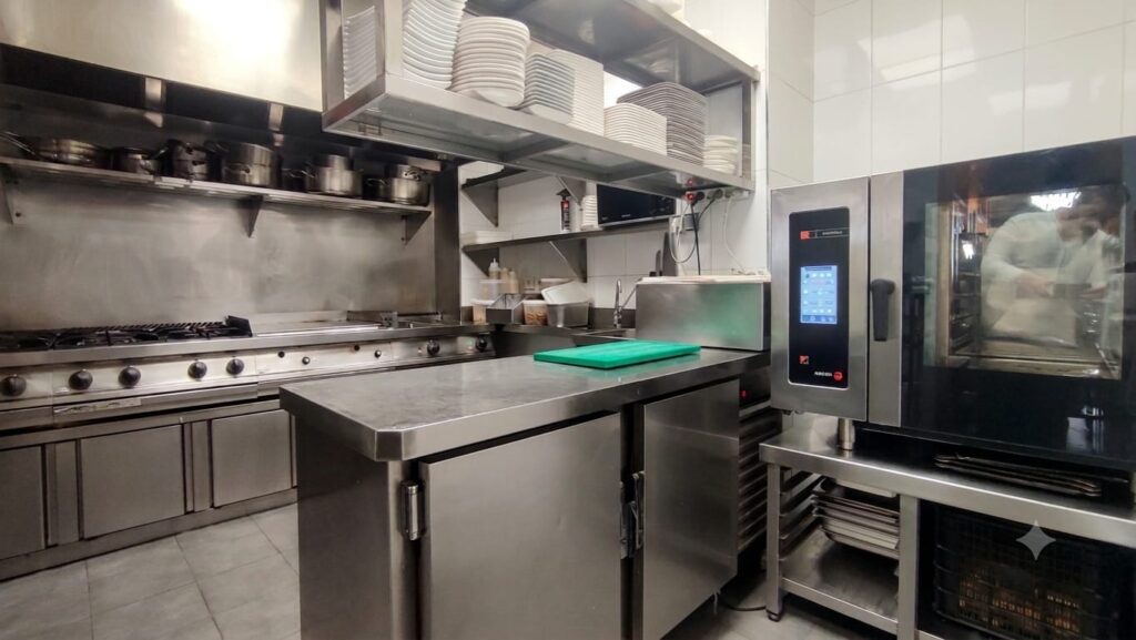 Suministro e instalación de equipamiento y mobiliario profesional para optimizar operativa y presentación en Restaurante Azabache Polavieja en Sevilla